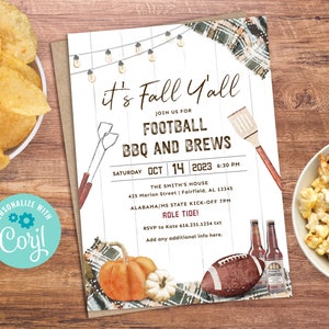 Puede incluir: Una invitaci&oacute;n imprimible para una fiesta de f&uacute;tbol de oto&ntilde;o con un fondo de madera r&uacute;stico. La invitaci&oacute;n presenta un bal&oacute;n de f&uacute;tbol, una calabaza y un patr&oacute;n de cuadros. El texto de la invitaci&oacute;n dice "It's Fall Y'all" y "Football BBQ and Brews".