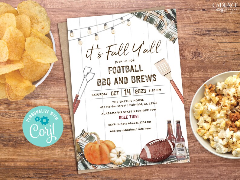 Puede incluir: Una invitaci&oacute;n imprimible para una fiesta de f&uacute;tbol de oto&ntilde;o con un fondo de madera r&uacute;stico. La invitaci&oacute;n presenta un bal&oacute;n de f&uacute;tbol, una calabaza y un patr&oacute;n de cuadros. El texto de la invitaci&oacute;n dice "It's Fall Y'all" y "Football BBQ and Brews".