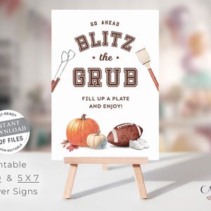 K&ouml;nnte beinhalten: Druckbarer Schild mit dem Text "Go Ahead Blitz the Grub Fill Up a Plate and Enjoy!" Das Schild zeigt einen Football, K&uuml;rbisse und einen Spatel. Das Schild ist 20,32 cm x 25,4 cm und 12,7 cm x 17,78 cm gro&szlig;.