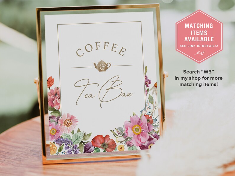 K&ouml;nnte beinhalten: Ein druckbares Schild mit einem floralen Rand und dem Text "COFFEE & Tea Bar". Das Schild befindet sich in einem goldenen Rahmen und steht auf einem Holztisch. Passende Artikel sind verf&uuml;gbar, siehe Link in den Details. Suche nach "W3" in meinem Shop nach weiteren passenden Artikeln.