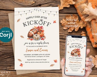 Puede incluir: Una invitación para una fiesta de pareja con el texto "Happily Ever After Kickoff". El diseño incluye un balón de fútbol, calabazas y hojas de otoño. La invitación se muestra en papel y en un smartphone.