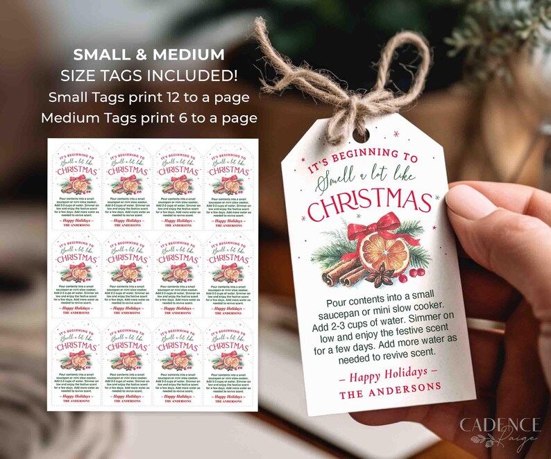 Puede incluir: Etiquetas de regalo navide&ntilde;as blancas con el texto "It's beginning to smell a lot like Christmas". Las etiquetas presentan ilustraciones de palitos de canela, rodajas de naranja y un lazo rojo. Las etiquetas peque&ntilde;as imprimen 12 por p&aacute;gina, medianas 6.