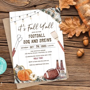 Puede incluir: Una invitaci&oacute;n con tem&aacute;tica oto&ntilde;al con un fondo blanco y textura de madera. La invitaci&oacute;n dice "It's Fall Y'all" e invita a los invitados a una fiesta de f&uacute;tbol, barbacoa y cervezas. La invitaci&oacute;n incluye la fecha, la hora y la ubicaci&oacute;n del evento. La invitaci&oacute;n tambi&eacute;n incluye un bal&oacute;n de f&uacute;tbol, calabazas y botellas de cerveza.