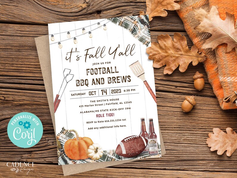 Puede incluir: Una invitaci&oacute;n con tem&aacute;tica oto&ntilde;al con un fondo blanco y textura de madera. La invitaci&oacute;n dice "It's Fall Y'all" e invita a los invitados a una fiesta de f&uacute;tbol, barbacoa y cervezas. La invitaci&oacute;n incluye la fecha, la hora y la ubicaci&oacute;n del evento. La invitaci&oacute;n tambi&eacute;n incluye un bal&oacute;n de f&uacute;tbol, calabazas y botellas de cerveza.