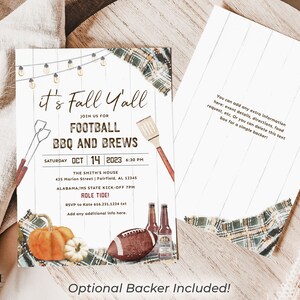 Puede incluir: Una invitaci&oacute;n imprimible para una fiesta de f&uacute;tbol de oto&ntilde;o con un tema r&uacute;stico. La invitaci&oacute;n presenta un fondo blanco con un patr&oacute;n de cuadros y una textura de tabl&oacute;n de madera marr&oacute;n. El texto dice "It's Fall Y'all" e incluye detalles sobre el evento, como la fecha, la hora y la ubicaci&oacute;n. La invitaci&oacute;n tambi&eacute;n presenta un bal&oacute;n de f&uacute;tbol, calabazas y botellas de cerveza.