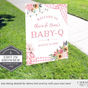 Pu&ograve; includere: Un cartello per baby shower rosa e bianco con un design floreale e il testo "Benvenuti a Olivia & Brian's Baby-Q 15 agosto 2021".