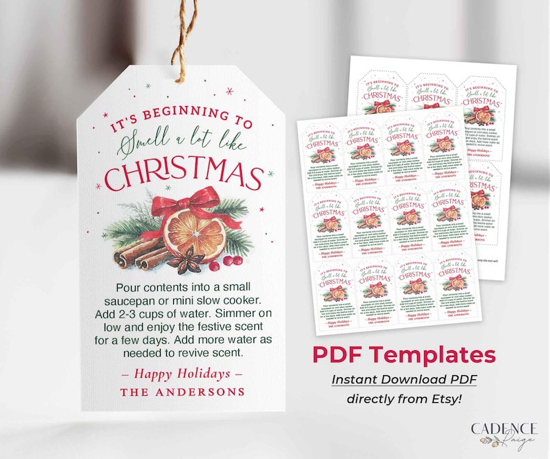 Puede incluir: Etiquetas de regalo navide&ntilde;as blancas con el texto "It's Beginning to Smell a lot like Christmas." Las etiquetas presentan un dise&ntilde;o festivo con un lazo rojo, palitos de canela y una rodaja de naranja. Se incluyen instrucciones. Plantillas PDF disponibles.