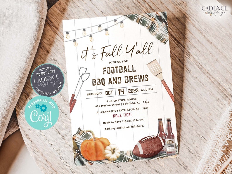 Puede incluir: Una invitaci&oacute;n de tem&aacute;tica oto&ntilde;al con un fondo de madera r&uacute;stica, que presenta un bal&oacute;n de f&uacute;tbol, una manta a cuadros, calabazas y una botella de cerveza. El texto dice "It's Fall Y'all" y "Football BBQ and Brews".
