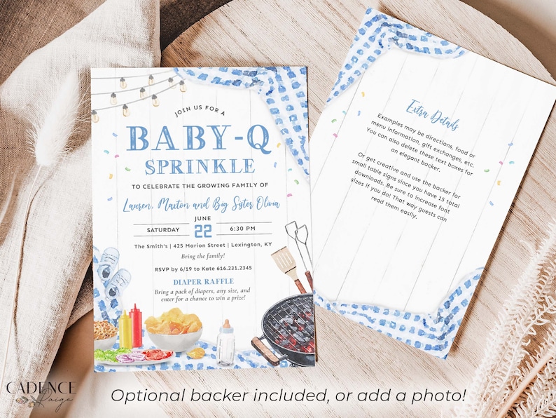 K&ouml;nnte beinhalten: Baby-Q Sprinkle Einladung mit blauem Vichy-Rand und Aquarellillustrationen von Grillartikeln. Die Einladung enth&auml;lt Veranstaltungsdetails, Datum, Uhrzeit, Ort und RSVP-Informationen. Optionaler Backer enthalten.