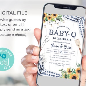 K&ouml;nnte beinhalten: Eine digitale Babyparty-Einladung im rustikalen Stil. Die Einladung zeigt Sonnenblumen, blau-wei&szlig;es Gingham und einen Holz-Hintergrund. Der Text lautet "Schlie&szlig;en Sie sich uns zu einem gemischten Baby-Q an, um die wachsende Familie von Olivia und Brian zu feiern".