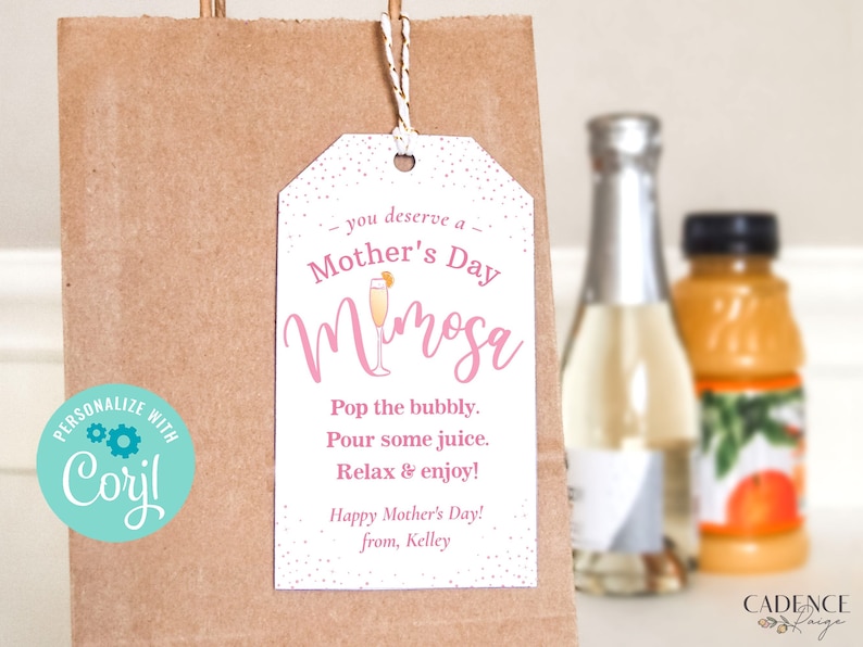 Pu&ograve; includere: Un'etichetta regalo bianca con testo rosa che dice "ti meriti un Mimosa della Festa della Mamma". L'etichetta include anche un'illustrazione rosa di un flute di champagne con una fetta d'arancia. Il testo continua con "Fai scoppiare le bollicine. Versa un po' di succo. Rilassati e goditi! Buona Festa della Mamma! da Kelley"