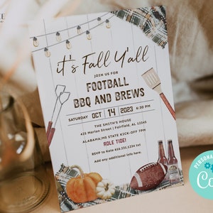 Puede incluir: Una invitaci&oacute;n con tem&aacute;tica de oto&ntilde;o con un fondo blanco y una textura de madera r&uacute;stica. La invitaci&oacute;n dice "It's Fall Y'all" con un bal&oacute;n de f&uacute;tbol, una calabaza y botellas de cerveza. El texto tambi&eacute;n incluye "Join us for Football, BBQ and Brews" y "Saturday Oct 14, 2023 6:30 PM".