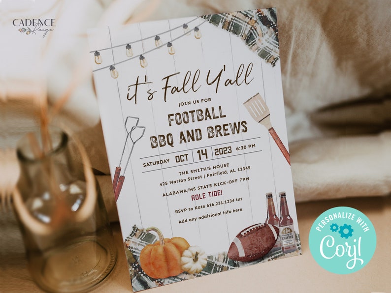 Puede incluir: Una invitaci&oacute;n con tem&aacute;tica de oto&ntilde;o con un fondo blanco y una textura de madera r&uacute;stica. La invitaci&oacute;n dice "It's Fall Y'all" con un bal&oacute;n de f&uacute;tbol, una calabaza y botellas de cerveza. El texto tambi&eacute;n incluye "Join us for Football, BBQ and Brews" y "Saturday Oct 14, 2023 6:30 PM".