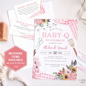 Pu&ograve; includere: Un invito a una festa di baby shower rosa e bianco a quadri vichy con un design floreale. L'invito recita "Join us for a coed Baby-Q to celebrate the parents-to-be Alisha & Daniel" e include la data e l'ora dell'evento. L'invito include anche un biglietto per una lotteria di pannolini.