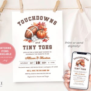 K&ouml;nnte beinhalten: Eine Babyparty-Einladung mit einem Fu&szlig;ball und kleinen Schuhen, mit dem Text "Touchdowns and Tiny Toes" und dem Datum "19. Oktober 2024".