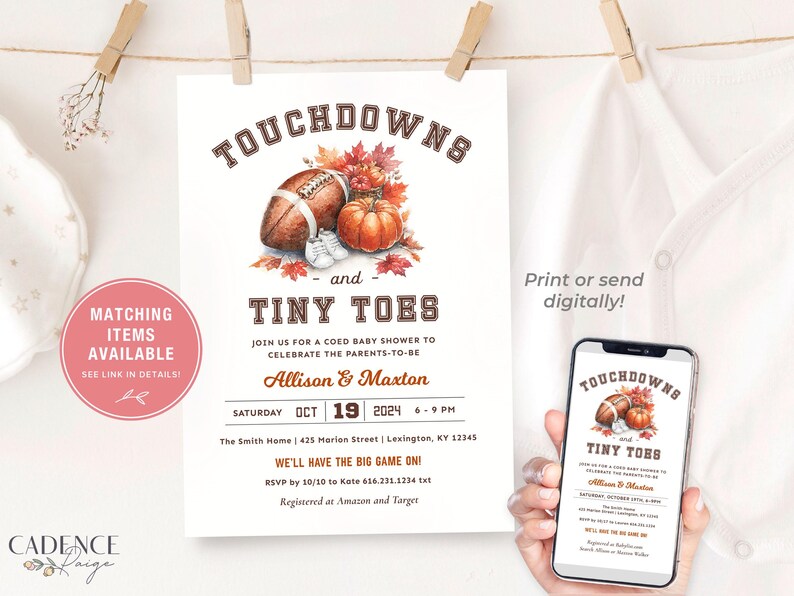 K&ouml;nnte beinhalten: Eine Babyparty-Einladung mit einem Fu&szlig;ball und kleinen Schuhen, mit dem Text "Touchdowns and Tiny Toes" und dem Datum "19. Oktober 2024".