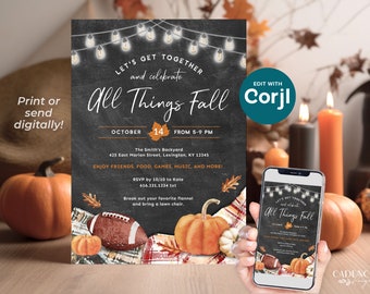 Może przedstawiać: Zaproszenie w stylu tablicy kredowej na jesienne przyjęcie z tekstem "Let's get together and celebrate All Things Fall". Zaproszenie zawiera informacje o dacie, godzinie, miejscu i sposobie RSVP. Obrazek przedstawia również piłkę nożną, dynie i jesienne liście.