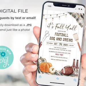 Puede incluir: Una invitaci&oacute;n digital para una fiesta de f&uacute;tbol, barbacoa y cervezas. La invitaci&oacute;n est&aacute; en la pantalla de un tel&eacute;fono inteligente y presenta un fondo blanco con textura de madera. El texto dice "It's Fall Y'all" con un bal&oacute;n de f&uacute;tbol, una parrilla y botellas de cerveza. La fecha es el 14 de octubre de 2023 y la hora es las 6:30 PM. La ubicaci&oacute;n es The Smith's House, 425 Marion Street, Fairfield, AL 12245. El evento incluye un partido de f&uacute;tbol, Alabama/MS State Kick-Off a las 7 PM. La informaci&oacute;n de RSVP es para Kate al 656.231.1234. La invitaci&oacute;n est&aacute; personalizada con el nombre "Coryl".