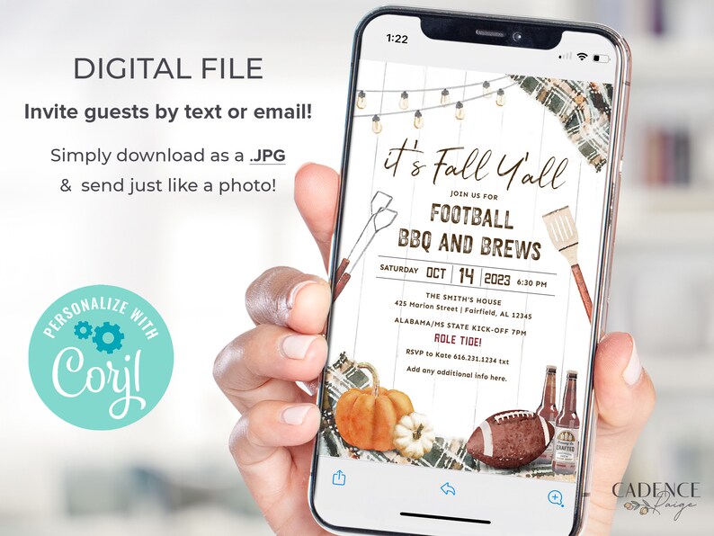 Puede incluir: Una invitaci&oacute;n digital para una fiesta de f&uacute;tbol, barbacoa y cervezas. La invitaci&oacute;n est&aacute; en la pantalla de un tel&eacute;fono inteligente y presenta un fondo blanco con textura de madera. El texto dice "It's Fall Y'all" con un bal&oacute;n de f&uacute;tbol, una parrilla y botellas de cerveza. La fecha es el 14 de octubre de 2023 y la hora es las 6:30 PM. La ubicaci&oacute;n es The Smith's House, 425 Marion Street, Fairfield, AL 12245. El evento incluye un partido de f&uacute;tbol, Alabama/MS State Kick-Off a las 7 PM. La informaci&oacute;n de RSVP es para Kate al 656.231.1234. La invitaci&oacute;n est&aacute; personalizada con el nombre "Coryl".