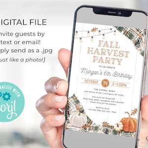Puede incluir: Un tel&eacute;fono inteligente muestra una invitaci&oacute;n digital para una Fiesta de la Cosecha de Oto&ntilde;o. La invitaci&oacute;n presenta texto, calabazas y follaje oto&ntilde;al. El texto dice "Fall Harvest Party" y "Morgan's 6th Birthday". Es un archivo digital.