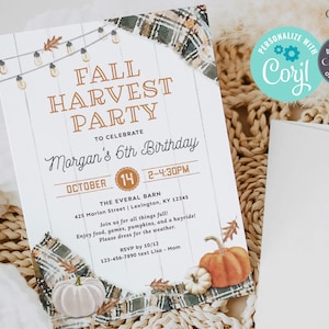 Puede incluir: Invitaci&oacute;n a una fiesta de la cosecha de oto&ntilde;o con un tema r&uacute;stico. La invitaci&oacute;n presenta el texto "Fall Harvest Party" y "Morgan's 6th Birthday". Incluye calabazas, hojas de oto&ntilde;o y un borde a cuadros. El fondo es blanco.