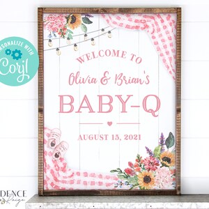 Pu&ograve; includere: Un cartello per baby shower in gingham rosa e bianco con dettagli floreali e il testo "Benvenuti a Olivia & Brian's Baby-Q 15 agosto 2021".