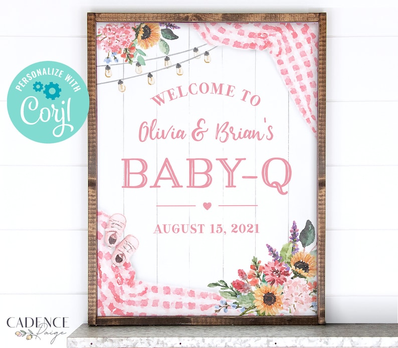Pu&ograve; includere: Un cartello per baby shower in gingham rosa e bianco con dettagli floreali e il testo "Benvenuti a Olivia & Brian's Baby-Q 15 agosto 2021".