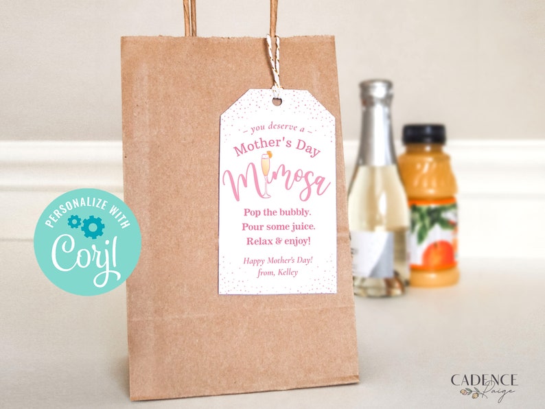 Pu&ograve; includere: Un'etichetta regalo rosa e bianca con il testo "you deserve a Mother's Day Mimosa" e istruzioni per "Pop the bubbly. Pour some juice. Relax & enjoy!" L'etichetta &egrave; legata con uno spago a un sacchetto di carta marrone.
