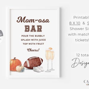K&ouml;nnte beinhalten: Druckbare Duschschilder im Format 20,3 x 25,4 cm und 12,7 x 17,8 cm mit einem Fu&szlig;ball- und Champagner-Thema. Die Schilder zeigen "Mom-osa Bar" und "Gie&szlig;en Sie den Schaumwein, spritzen Sie mit Saft, garnieren Sie mit Obst, Prost!" Es gibt 12 Designs insgesamt.