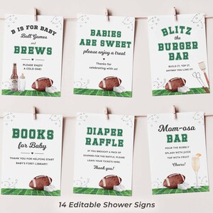 Może przedstawiać: Zestaw 14 edytowalnych znak&oacute;w na baby shower z grafiką piłki nożnej i boiska. Znaki zawierają frazy takie jak "B is for Baby Ball Games and Brews", "Babies are Sweet" i "Mom-osa Bar".