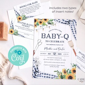 K&ouml;nnte beinhalten: Eine Babyparty-Einladung mit einem blau-wei&szlig; gestreiften Hintergrund. Die Einladung zeigt eine Sonnenblume und eine Lichterkette. Der Text auf der Einladung lautet "Schlie&szlig;en Sie sich uns zu einem gemischten Baby-Q an, um die wachsende Familie von Maddie und Dustin zu feiern". Datum und Uhrzeit der Veranstaltung sind mit "Samstag, 12. August 2023, 18:30 Uhr" angegeben. Der Ort ist mit "The Smith's Backyard, 425 Marion Street, Lexington, KY 12345" angegeben. Die RSVP-Informationen sind mit "RSVP bis 8/10 an Kate 616.231.1234 txt" angegeben. Die Registrierungsinformationen sind mit "Eine Registrierung finden Sie bei Target, Amazon und Buy Buy Baby" angegeben.