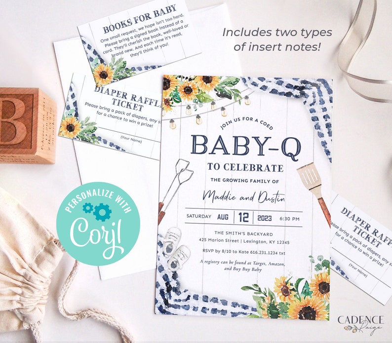 K&ouml;nnte beinhalten: Eine Babyparty-Einladung mit einem blau-wei&szlig; gestreiften Hintergrund. Die Einladung zeigt eine Sonnenblume und eine Lichterkette. Der Text auf der Einladung lautet "Schlie&szlig;en Sie sich uns zu einem gemischten Baby-Q an, um die wachsende Familie von Maddie und Dustin zu feiern". Datum und Uhrzeit der Veranstaltung sind mit "Samstag, 12. August 2023, 18:30 Uhr" angegeben. Der Ort ist mit "The Smith's Backyard, 425 Marion Street, Lexington, KY 12345" angegeben. Die RSVP-Informationen sind mit "RSVP bis 8/10 an Kate 616.231.1234 txt" angegeben. Die Registrierungsinformationen sind mit "Eine Registrierung finden Sie bei Target, Amazon und Buy Buy Baby" angegeben.