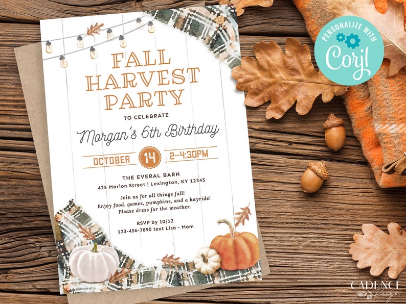Puede incluir: Invitaci&oacute;n a una fiesta de oto&ntilde;o con el texto "Fall Harvest Party" y "Morgan's 6th Birthday". La invitaci&oacute;n presenta calabazas, hojas y un patr&oacute;n de cuadros. La invitaci&oacute;n est&aacute; sobre un fondo de madera con elementos decorativos.