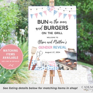 K&ouml;nnte beinhalten: Ein Schild f&uuml;r eine Gender-Reveal-Party mit einer Aquarell-Illustration eines Grills, Br&ouml;tchen und Burgern. Das Schild lautet "Bun in the oven and Burgers on the grill. Welcome to Allison and Matthew's Gender Reveal. August 17, 2024".