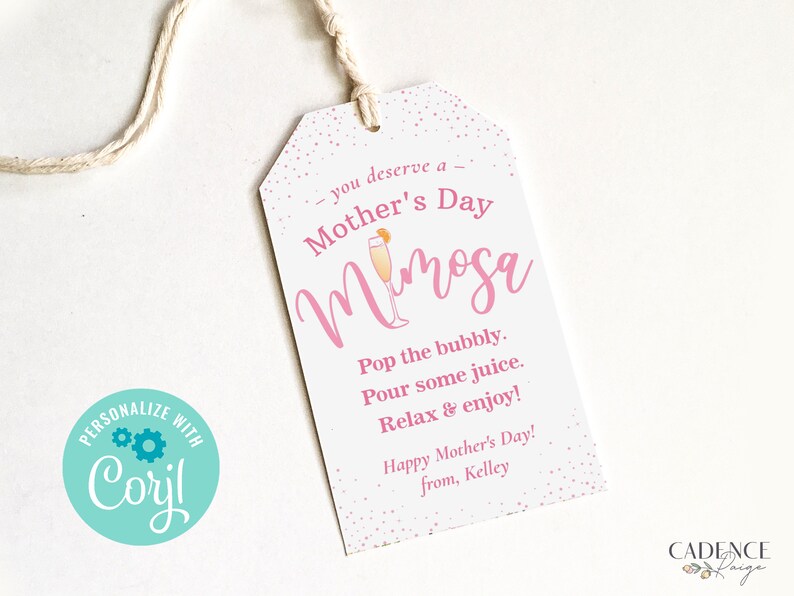 Pu&ograve; includere: Etichetta regalo rosa e bianca con un'illustrazione rosa e bianca di un mimosa. L'etichetta recita "Ti meriti un mimosa della Festa della Mamma. Apri lo spumante. Versa un po' di succo. Rilassati e goditi! Buona Festa della Mamma! Da Kelley."