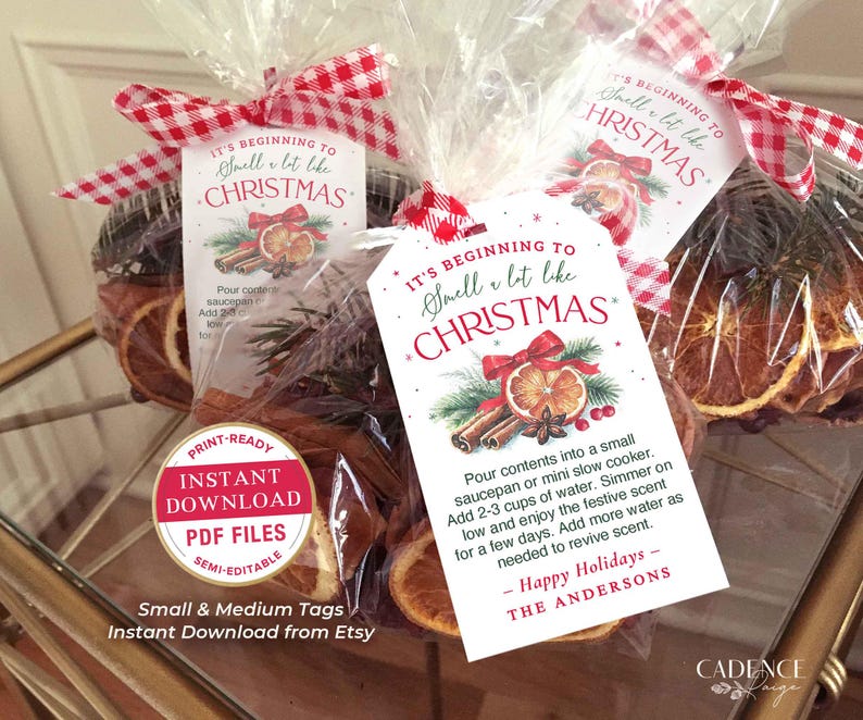 Puede incluir: Bolsas de regalo con rodajas de naranja secas, palitos de canela y romero, atadas con cintas a cuadros rojas y blancas. Cada bolsa tiene una etiqueta que dice "It's Beginning to Smell a lot like Christmas."