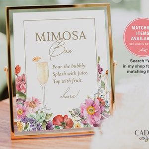 Puede incluir: Un cartel imprimible con un dise&ntilde;o floral y el texto "MIMOSA Bae" en escritura dorada. El cartel tambi&eacute;n incluye instrucciones para hacer mimosas: "Vierte el espumoso. Salpica con jugo. C&uacute;brelo con fruta. &iexcl;Salud!"