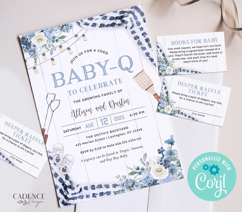 Może przedstawiać: Zaproszenie na baby shower w kolorze niebieskim i białym z rustykalnym drewnianym tłem. Zaproszenie zawiera niebieski i biały wz&oacute;r kwiatowy, niebieski i biały wz&oacute;r w kratkę oraz niebieski i biały wz&oacute;r w paski. Tekst na zaproszeniu brzmi: "Dołącz do nas na Baby-Q dla wszystkich, aby uczcić rosnącą rodzinę Allison i Dustina". Zaproszenie zawiera r&oacute;wnież datę, godzinę i miejsce wydarzenia. Zaproszenie jest ozdobione niebieskim i białym wzorem kwiatowym oraz niebieskim i białym wzorem w kratkę.