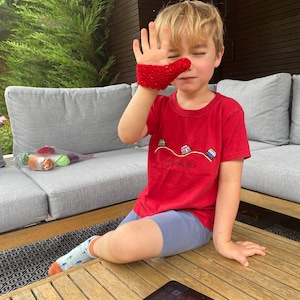 Thumb Sucking Glove knitting pattern. 3 - 5 years.