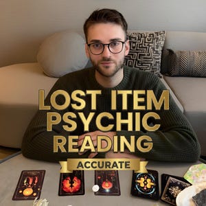 Peut inclure: Image d'une personne portant des lunettes et un pull vert, avec le texte "LOST ITEM PSYCHIC READING ACCURATE" en lettres dorées. Des cartes de tarot sont disposées sur une table.