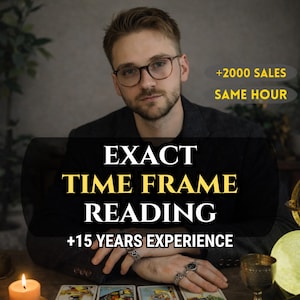 Può includere: Un uomo con gli occhiali è al centro dell'immagine, con il testo "EXACT TIME FRAME READING" e "+15 YEARS EXPERIENCE." Il testo aggiuntivo recita "+2000 SALES SAME HOUR." Sono visibili carte dei tarocchi e una candela accesa.
