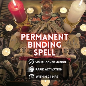 Op de afbeelding: Een mystieke opstelling met kaarsen, saliebundels en voodoopoppen op een patroonstof. De tekst "PERMANENT BINDING SPELL" is prominent weergegeven, samen met pictogrammen die visuele bevestiging, snelle activering en service binnen 24 uur aangeven.