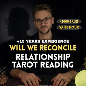 Op de afbeelding: Een man met een bril staat centraal tegen een donkere achtergrond. Tekst luidt "+15 YEARS EXPERIENCE" en "WILL WE RECONCILE RELATIONSHIP TAROT READING". Twee ovalen tonen "+2000 SALES SAME HOUR".