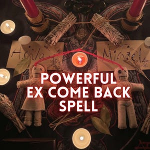 Op de afbeelding: Een mystieke opstelling met kaarsen, saliebundels en voodoopoppen. De tekst "POWERFUL EX COME BACK SPELL" is prominent aanwezig. Twee naambordjes zijn zichtbaar. De scène speelt zich af op een donkere, getextureerde ondergrond.