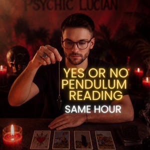 Könnte beinhalten: Eine Person mit Brille hält ein dunkles, spitzes Pendel an einer Kette. Der Text YES OR NO PENDULUM READING SAME HOUR ist in Gelb und Weiß zu sehen. Vier Tarotkarten liegen auf einem Tisch neben einer brennenden roten Kerze.