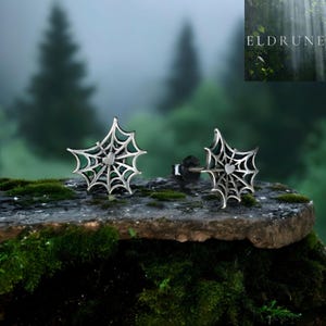 Oorbellen met spinnenwebmotief, gotische oorknopjes van 925 sterling zilver, Halloween spinnenjuwelen, donker alternatief heksenachtig cadeau