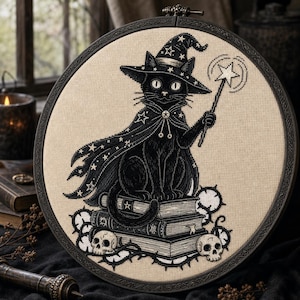 Peut inclure: Une broderie au point de croix dans un tambour en bois circulaire représentant un chat noir portant un chapeau et une cape de magicien, tenant une baguette étoilée. Le chat est assis sur trois livres, entouré de ronces et deux crânes.