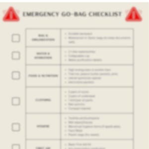 Può includere: Un elenco di controllo beige intitolato "Emergency Go-Bag Checklist" con un simbolo di avvertimento triangolare rosso in alto. L'elenco di controllo è diviso in sezioni tra cui Borsa e organizzazione, Acqua e idratazione, Cibo e nutrizione, Abbigliamento, Igiene, Pronto soccorso.