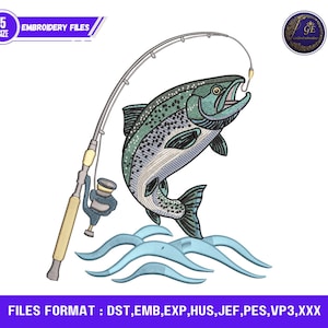 Può includere: Un disegno di ricamo con un pesce che salta fuori dall'acqua, agganciato a una canna da pesca. Il pesce è dettagliato in tonalità di verde e blu. Il disegno include il testo "EMBROIDERY FILES" e "SIZE 5".