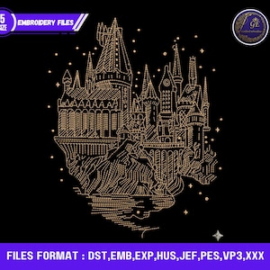 Puede incluir: Un diseño de bordado de un castillo detallado con múltiples torres y agujas, representado en hilo dorado sobre un fondo negro. El diseño incluye el texto "EMBROIDERY FILES" y "FILES FORMAT: DST, EMB, EXP, HUS, JEF, PES, VP3,XXX".